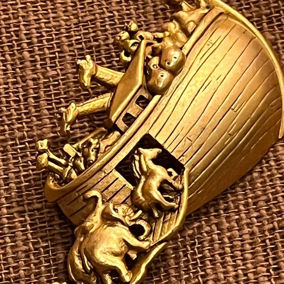 New old stock vintage Noah’s Ark signed AJC brooch pin - Picture 3 of 7